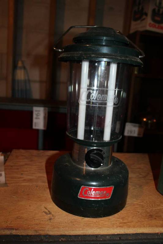 lot 195 image: Coleman Fluorescent 2-Tube Camp Lantern