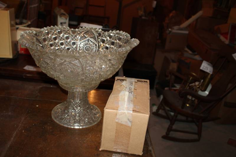 lot 207 image: Crystal Punch Bowl Set