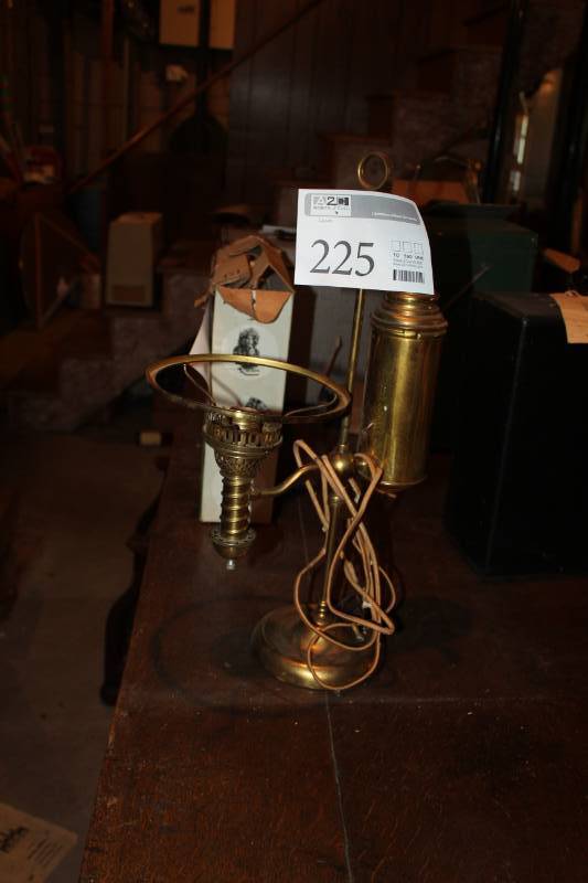 lot 225 image: Table Lamp