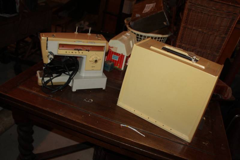 lot 216 image: Singer Stylist 543 Sewing Machine with Case