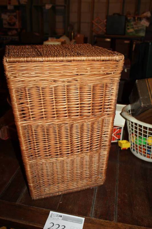 lot 223 image: Wicker Clothes Hamper