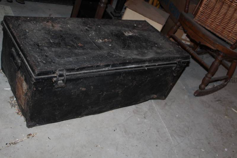 lot 226 image: Metal Box