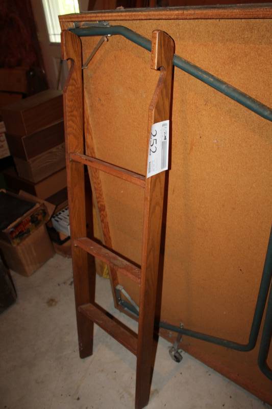 lot 252 image: Wood 3-Rung Bunk Bed Ladder