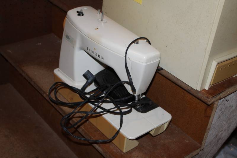 lot 215 image: Singer 774 Sewing Machine