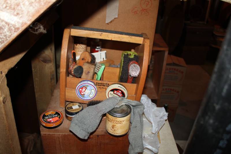 lot 282 image: Shoe Shine Kit