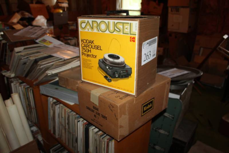 lot 263 image: Kodak Carousel 750H Slide Projector and Cavalcade Slide Trays
