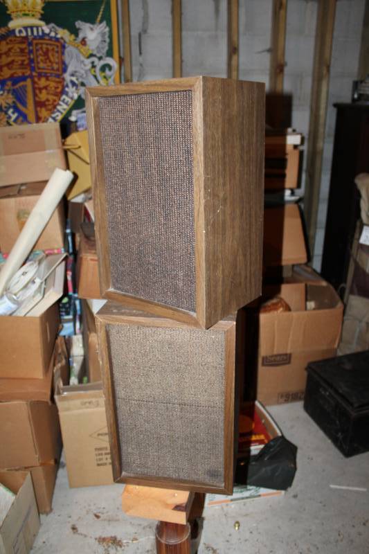 lot 231 image: Lot of (2) Bookshelf Stereo Speakers