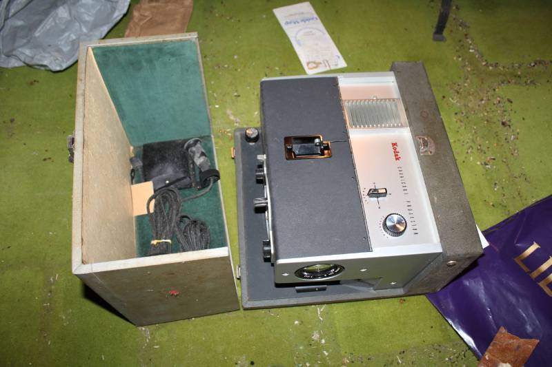 lot 264 image: Kodak Cavalcade Slide Projector with Case