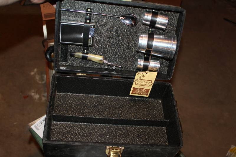 lot 292 image: Portable Mixed Drink Set