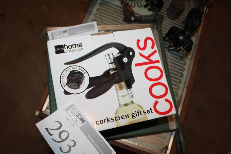 lot 293 image: Cooks Corkscrew Gift Set