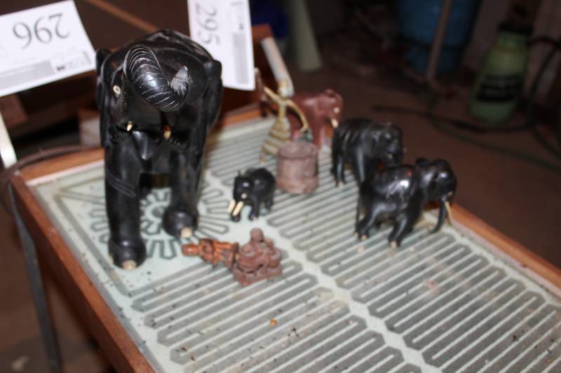 lot 295 image: Wood Elephant Table Dcor