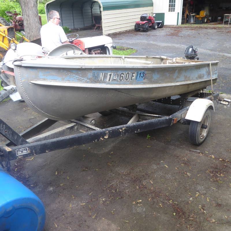 lot 5 image: 12 Boat with New Motor