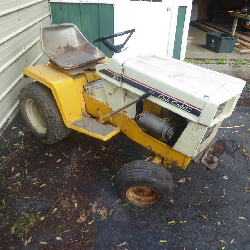 lot 9 image: Cub Cadet 129 Lawn Tractor