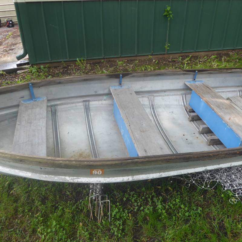 lot 15 image: 14 Aluminum Boat