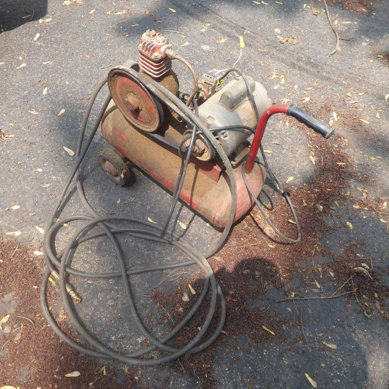 lot 52 image: Air Compressor