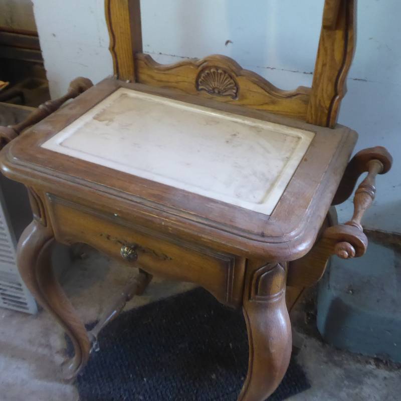 lot 57 image: Vanity Dresser