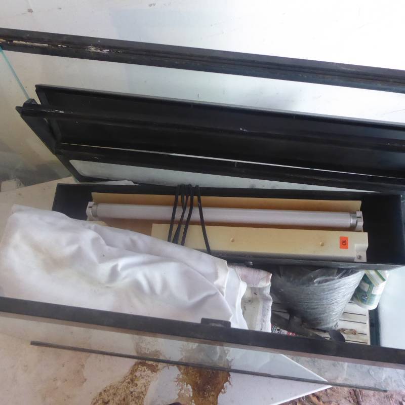 lot 70 image: Aquarium & Supplies Lot