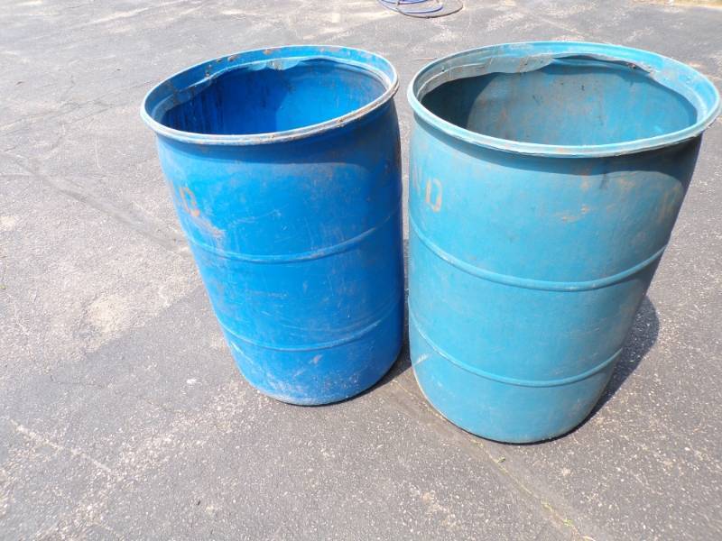 lot 20 image: Pair of 30 Gallon Blue Barrels Plastic