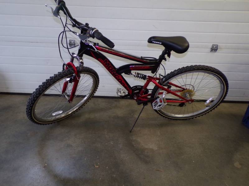 lot 93 image: 21 Speed Mongoose Bike