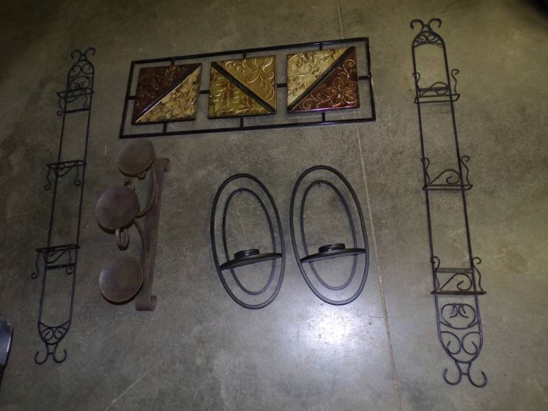 lot 16 image: Dcor includes Wall hangings, Plate holders and Candle holders