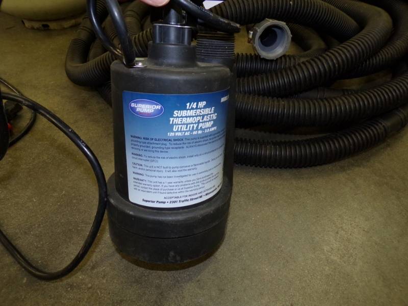 lot 32 image: 14 HP Sub pump and hose