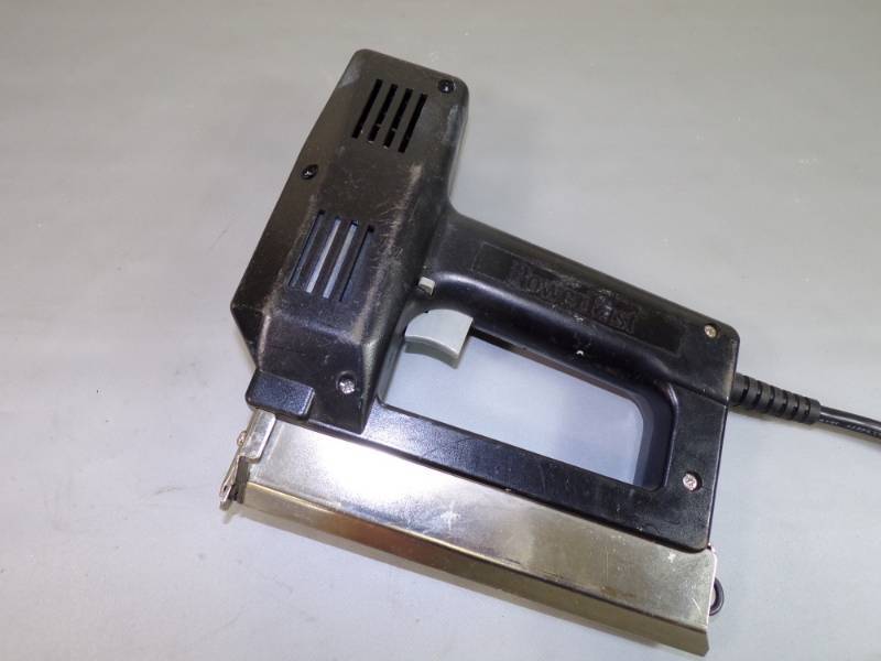 lot 40 image: Electric Brad Nailer
