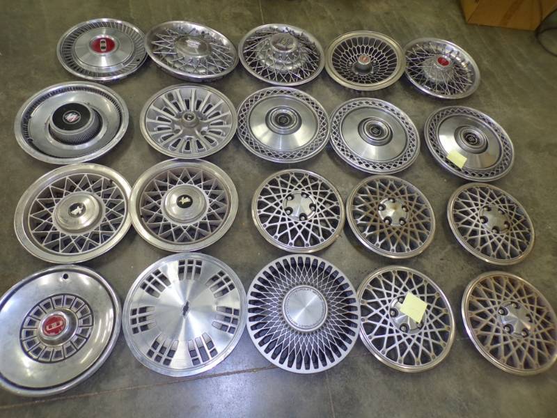 lot 44 image: 20 Hubcaps, Ford, Cavalier, Chevy, LTD, Buick
