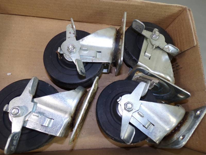 lot 60 image: Large Castors