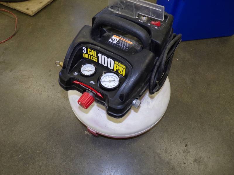 lot 129 image: 3 Gallon Air Compressor