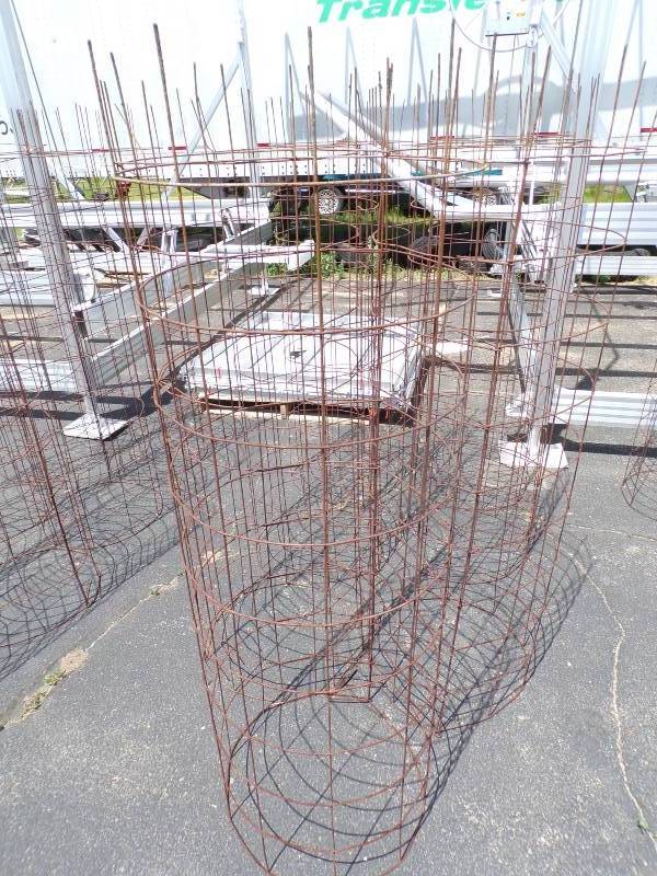 lot 176 image: 7 Heavy Duty Tomato Cages 20 x 54