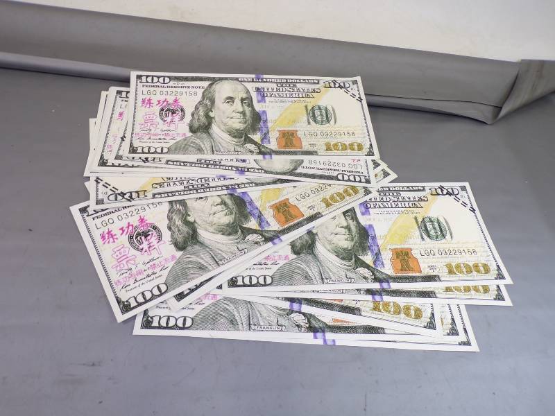 lot 193 image: Play Dcor Money