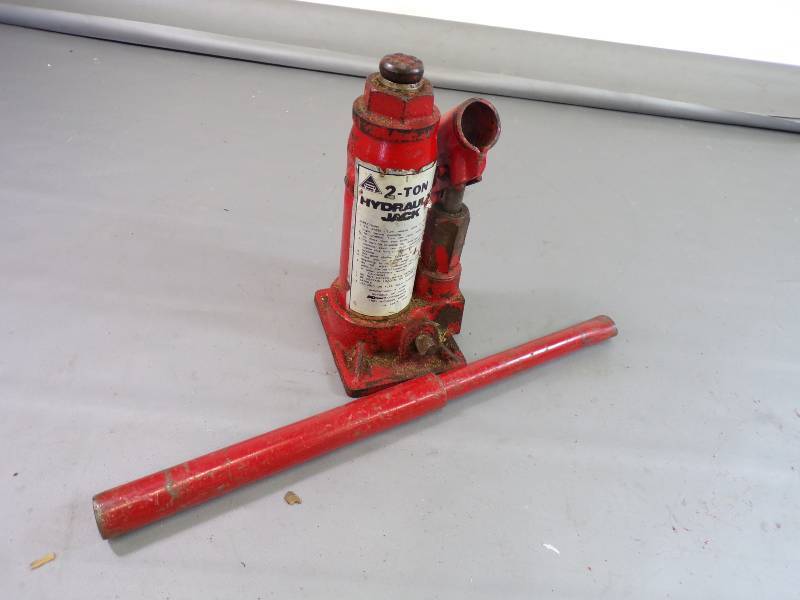 lot 197 image: 2 Ton Jack
