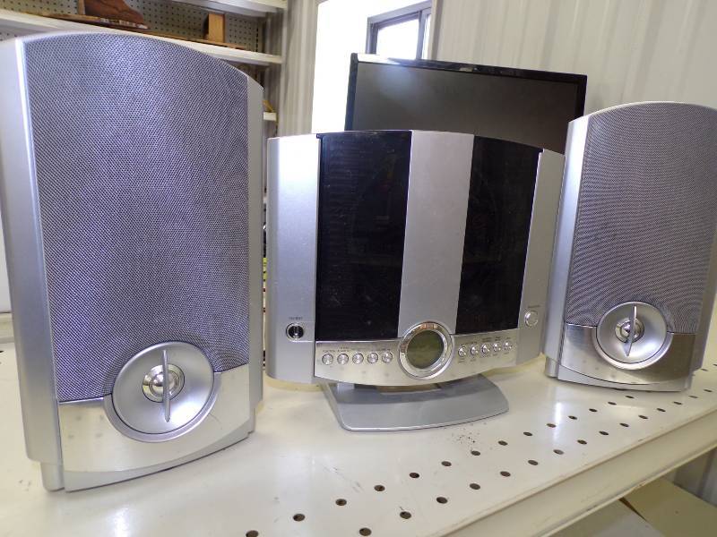 lot 199 image: Radio with CD Player and speackers