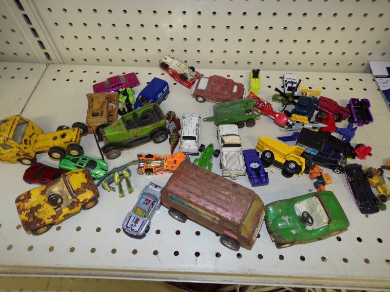 lot 206 image: Vintage Matchbox and Tonka toys