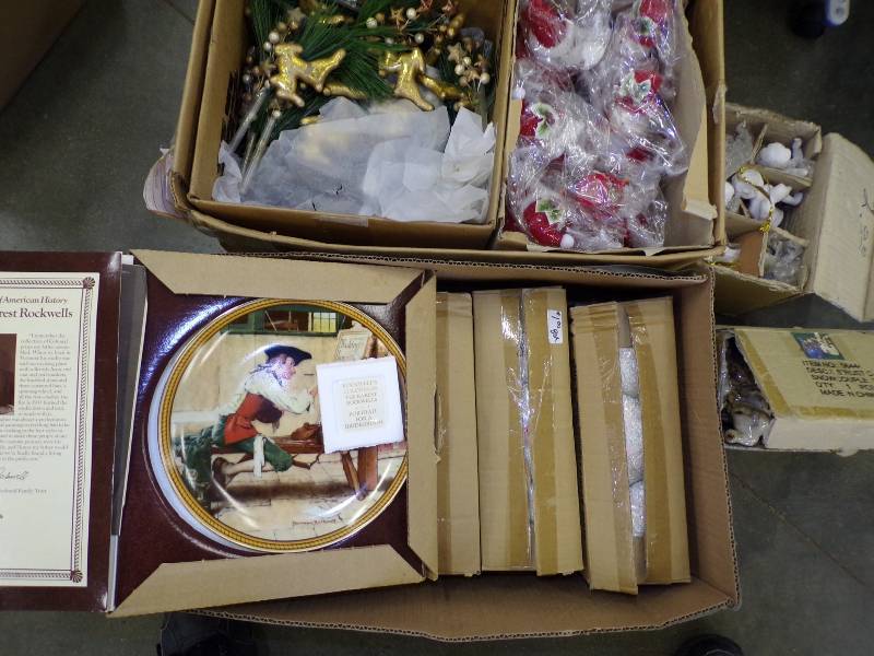lot 218 image: Christmas Dcor with small Pillows still in box