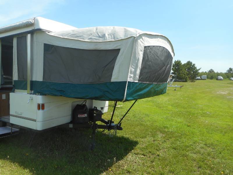 lot 3 image: 2000 Coleman Pop-Up Camper