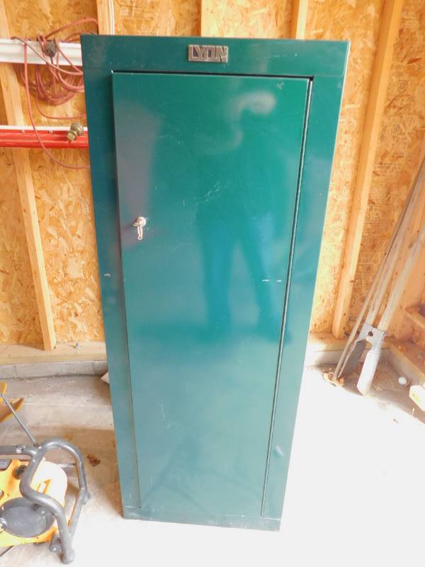 lot 14 image: LYON Gun Cabinet