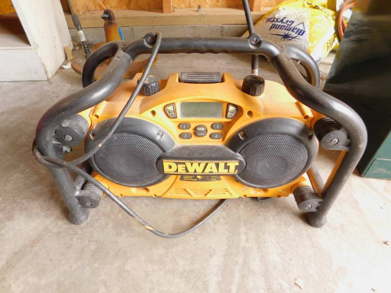 lot 17 image: DeWalt DC011 Combination Work Site Radio 7.2-Volt to 18-Volt