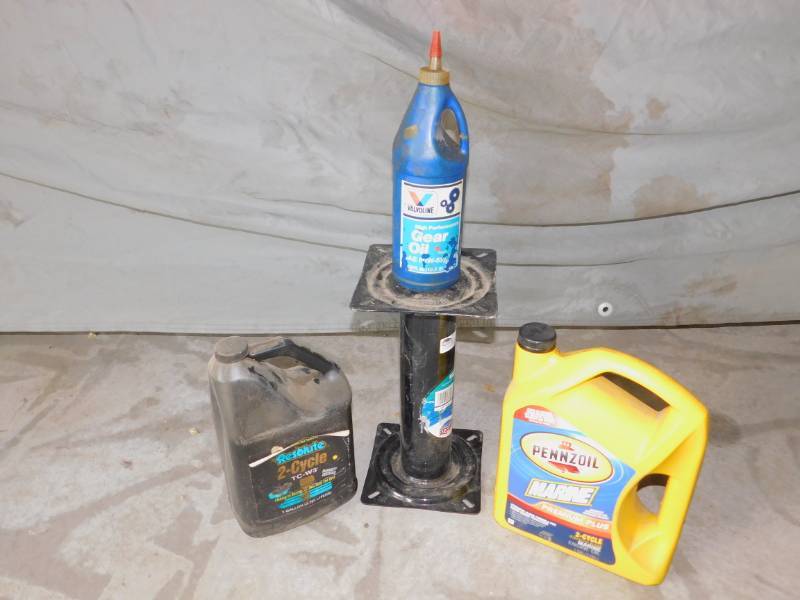 lot 31 image: Boat Seat Pedestal, 2 Cycle Oil, Gear Oil