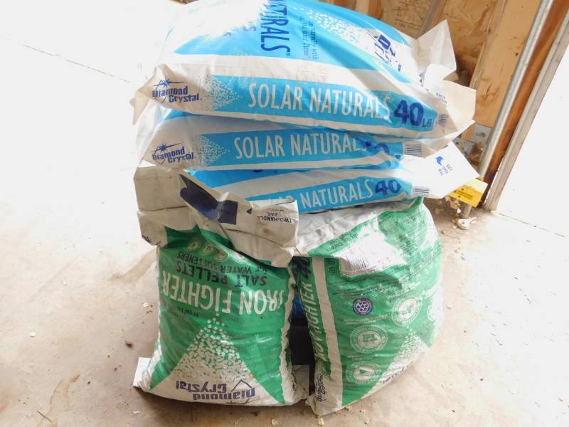 lot 34 image: Lot of 8 Bags of Water Softner Salt
