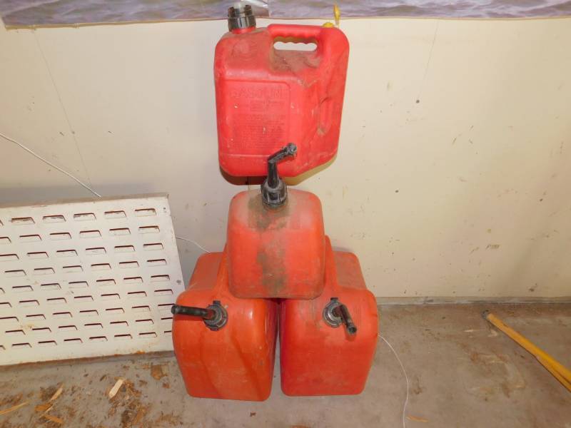 lot 40 image: Lot of 4 Gas Cans