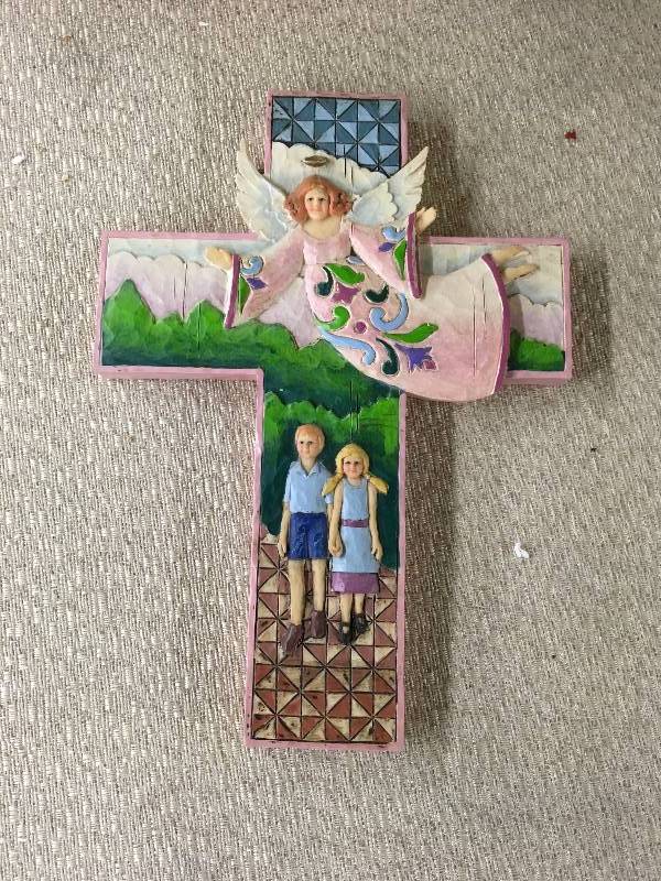 lot 199 image: Jim Shore Guardian Angel Cross Wall Decor