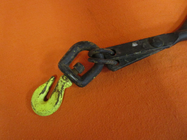 lot 18 image: Log Puller
