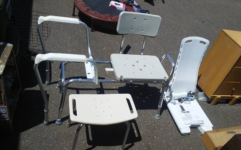 lot 28 image: Drive Brand Power Bath Lift Chair (Works), Other ShowerBath Chairs