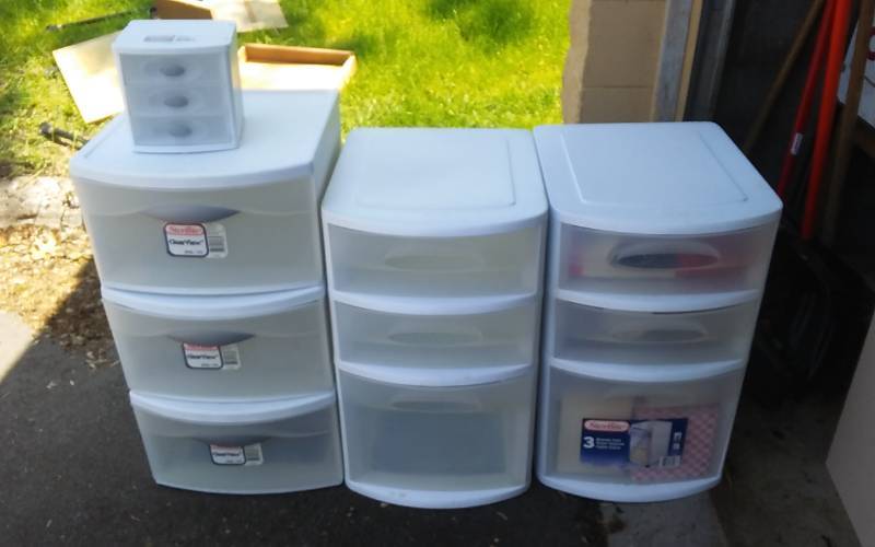 lot 31 image: Assorted Plastic Drawer Organizers (Some Seasonal Contents)