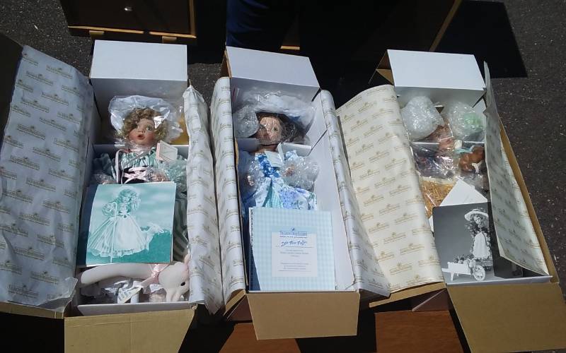 lot 33 image: 3-Ashton Drake Collector Dolls With C.O.A.