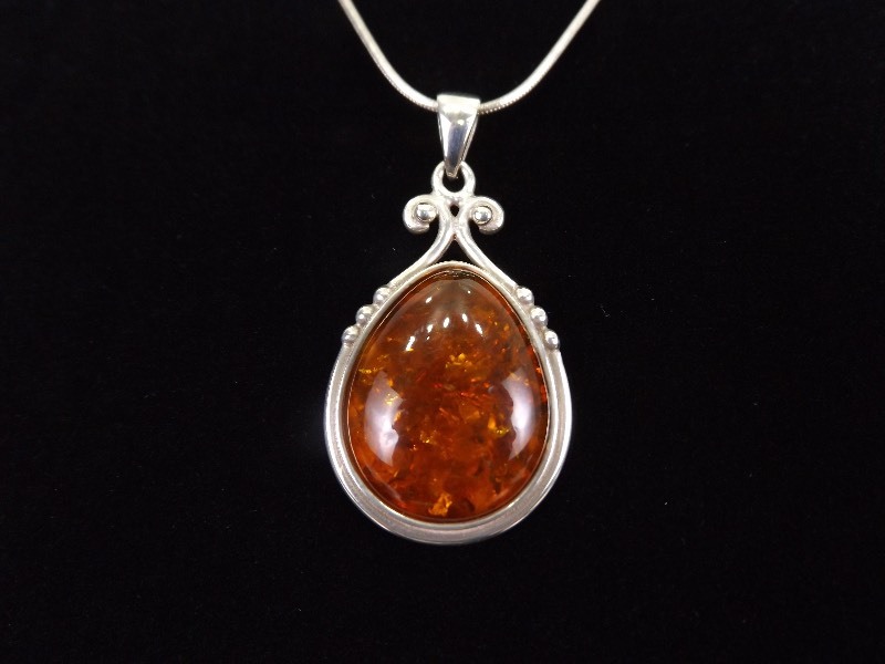 lot 18 image: .925 Sterling Silver Amber Cabochon Pendant Necklace