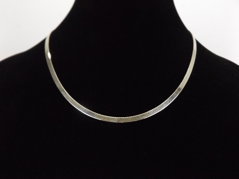 lot 31 image: .925 Sterling Silver Thick 3mm Snake Link Necklace