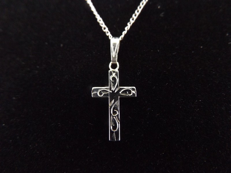 lot 29 image: .925 Sterling Silver Cross Pendant Necklace
