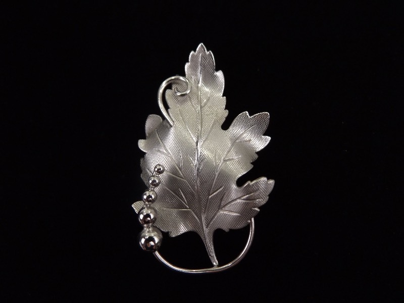 lot 41 image: .925 Sterling Silver Grape Leaf Brooch